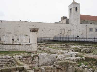 ...alla grande area archeologica esterna: quella di San Pietro